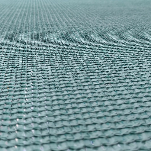 پارچه توری سایبان درجه حرفه‌ای که به طور گسترده‌ای باز شده تا بافت متراکم و ریز آن را نشان دهد، مناسب برای سایه‌بان و حفاظت بلندمدت در پروژه‌های ساختمانی و کشاورزی