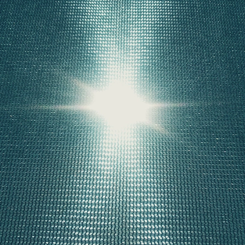 نمای دقیق از پارچه توری سایبان درجه یک، که بافت ریز و تراکم بالا را برای پوشش عالی و مقاومت در برابر شرایط جوی به نمایش می‌گذارد