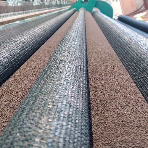 نمای نزدیک از رول‌های توری سایبان کشاورزی، که بافت پیچیده و ساختار متراکم آن را نشان می‌دهد، ایده‌آل برای ارائه محافظت و سایه‌بان بهینه